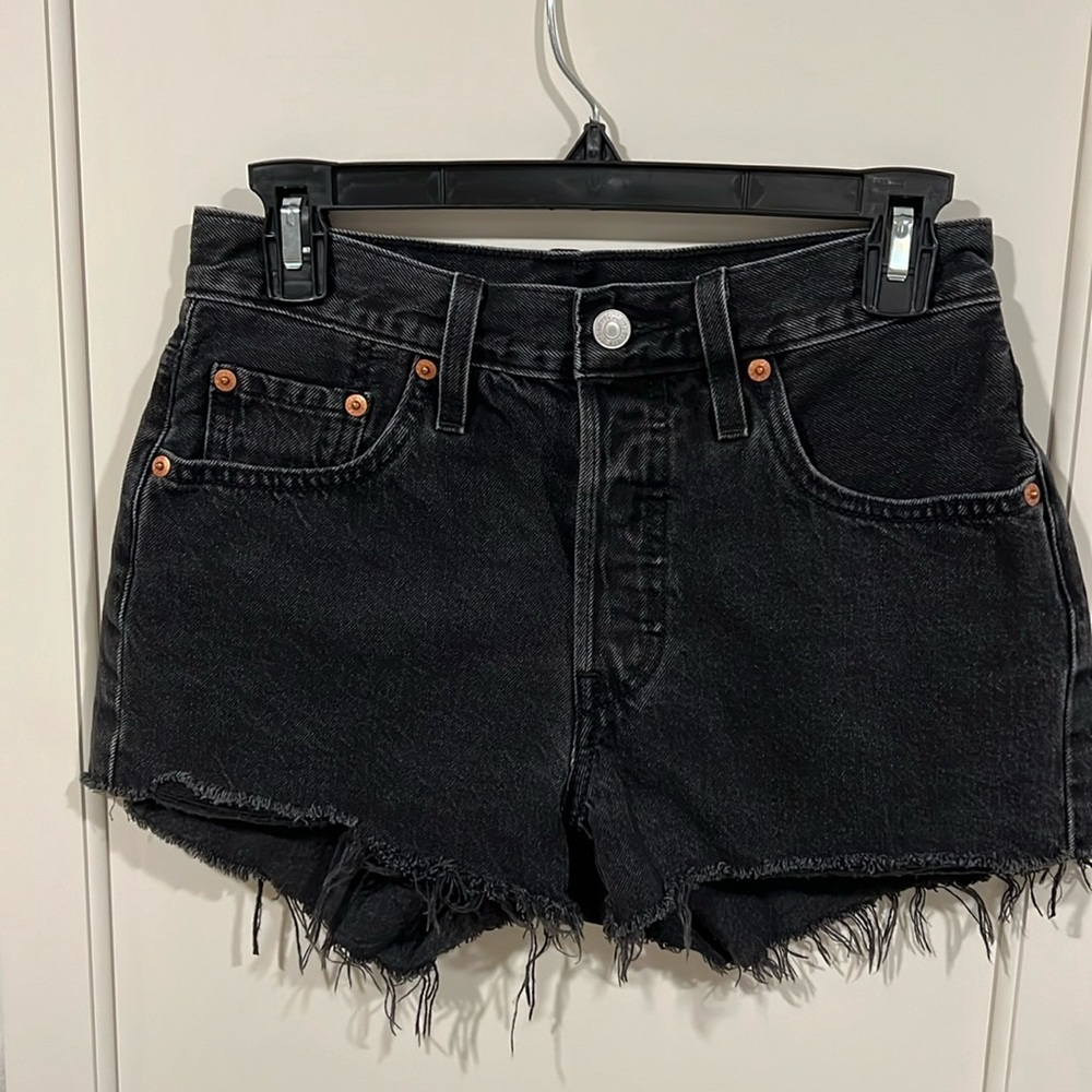 Levi’s 501 black denim shorts. W25
